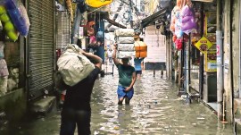 Sadar Bazar, Sadar Bazar choked drains, water inside Sadar Bazar shops, Traffic snarls, water enters shops, delhi Traffic snarls, water enters delhi shops, delhi rain, delhi monsoon, delhi news, India news, Indian express, current affairs