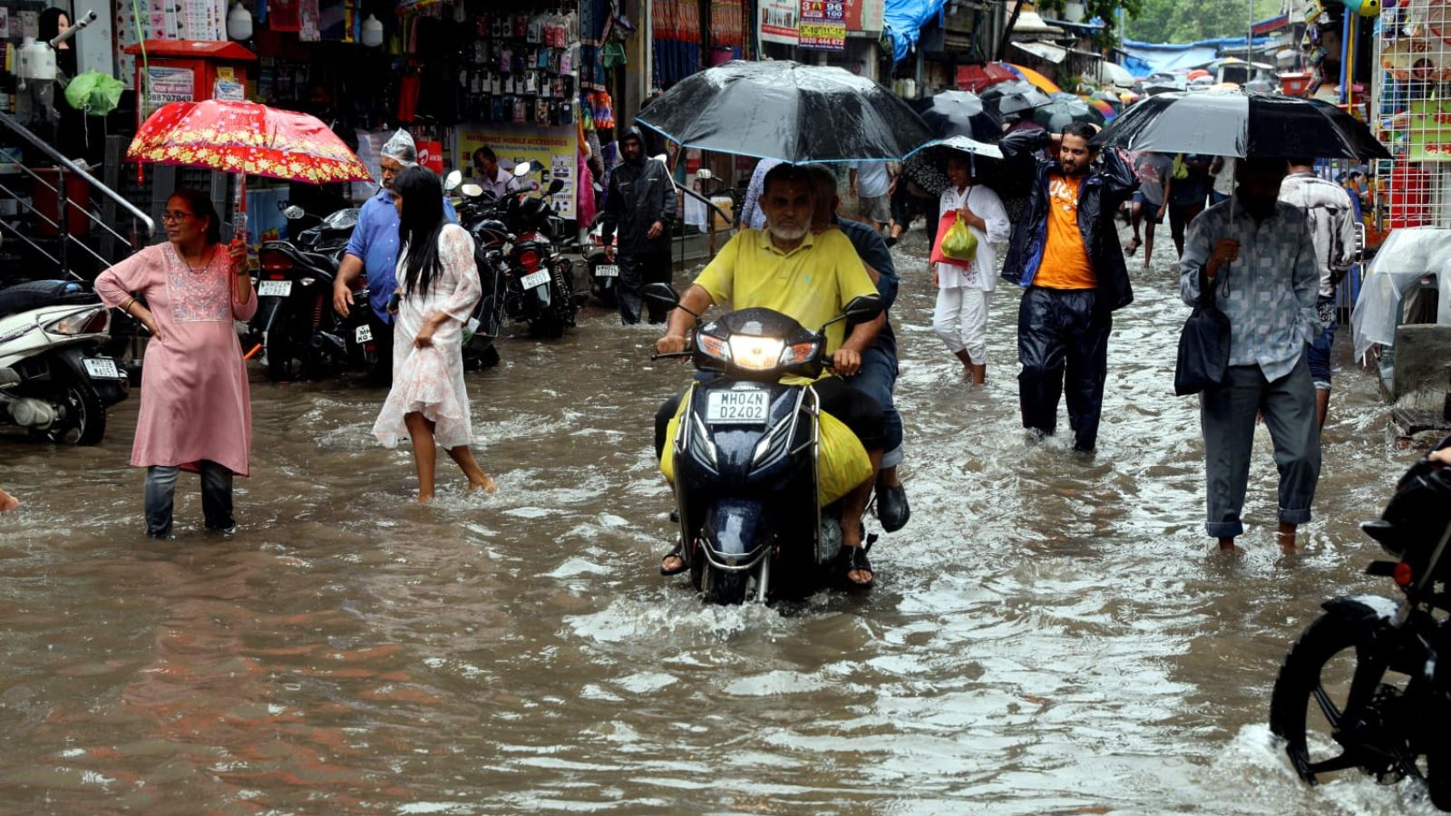 Mumbai faces orange alert as heavy rain pounds city; Thane on red alert