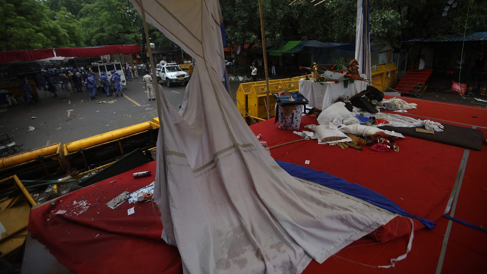 Crowds disperse, stage dismantled at Jantar Mantar protest site after a day of clash