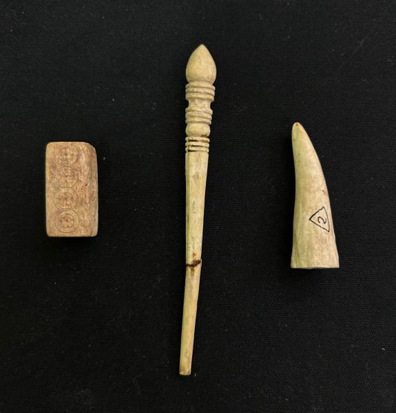 An ivory die and other artefacts