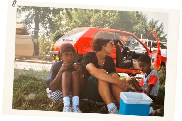 Meena and Ashok have frozen sandwiches during a picnic with their mother. Credit: Meena Getlink