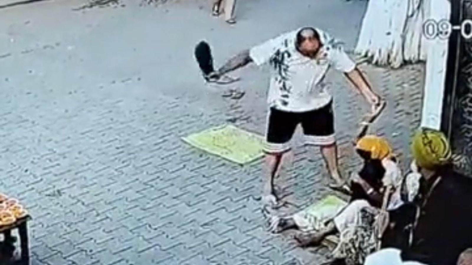 पंजाब के मंदिर के बाहर महिला के साथ मारपीट, वीडियो वायरल होने के बाद FIR दर्ज