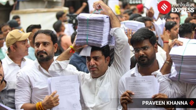 The AAP had begun the march with around 100 people to submit the petitions