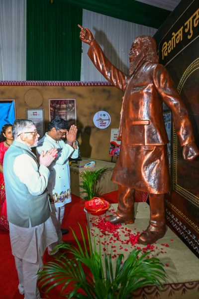 Jharkhand Chief Minister Hemant Soren with Jharkhand Governor Santosh Kumar Gangwar pay tribute to Padma Bhushan awardee and former state CM and his father, late Shibu Soren, during the inaugural ceremony of Jharkhand Adivasi Mahotsav on the occasion of World Indigenous Day at Morhabadi Ground, in Ranchi on Sunday. JMM MLA Kalpana Soren also present. (@HemantSorenJMM X/ANI Photo)