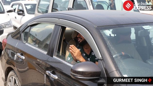 The protesters were seen guiding commuters to go back as the dharna continued