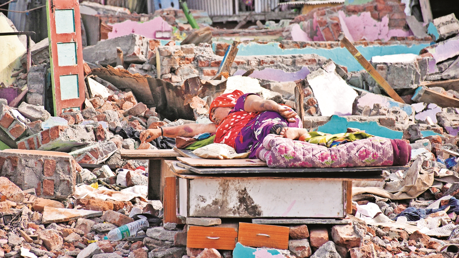 Tòa án Tối cao Gujarat yêu cầu làm rõ vụ cưỡng chế phá dỡ khu ổ chuột Nasirnagar tại Surat