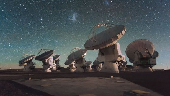 The Atacama Large Millimeter/submillimeter Array (ALMA) in Chile is helping researchers explore previously unsearched radio frequencies in the search for technosignatures. (Image: ESO)