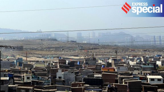 The Deonar landfill as seen from Maharashtra Nagar, Mankhurd.