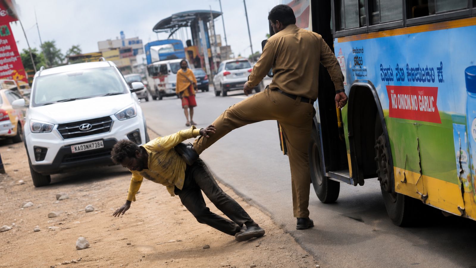 பெங்களூரு கான்டக்டர் வீடியோவால் இடைநிறுத்தம், வீடில்லாதவரை அடித்ததாக குற்றச்சாட்டுகள்