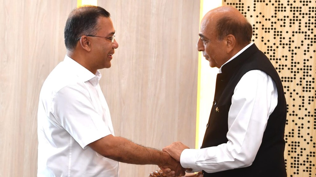 बांग्लादेशी पीएम तारिक रहमान और भारत के बांग्लादेश में हाई कमिश्नर दिनेश त्रिवेदी हाथ मिलाते हुए।