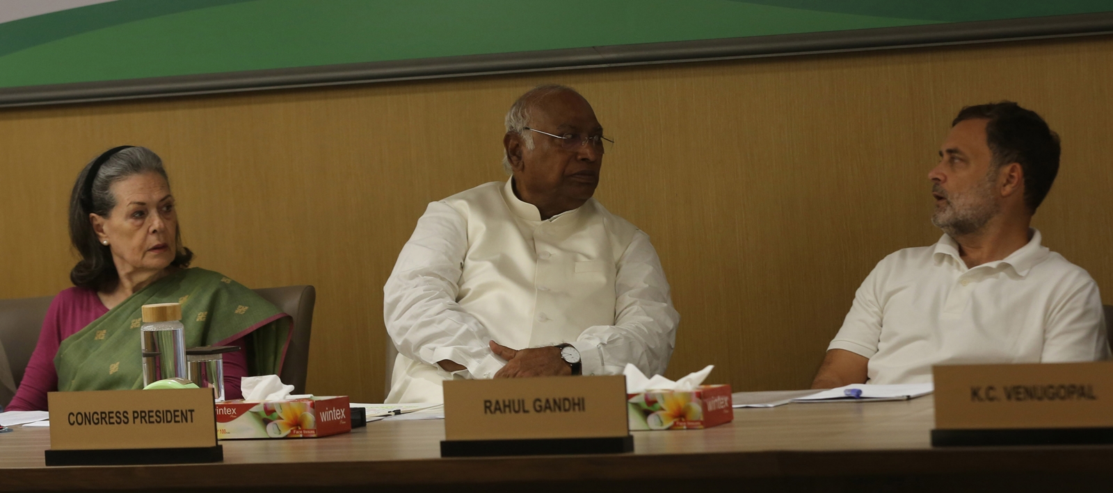 Congress invokes Tagore, Mahatma: Will sing only first 2 stanzas of Vande Mataram