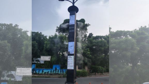 A smart pole near Rajghat, Delhi displays live PM2.5 and PM10 levels along with data on the volume of air treated. (Express Image)