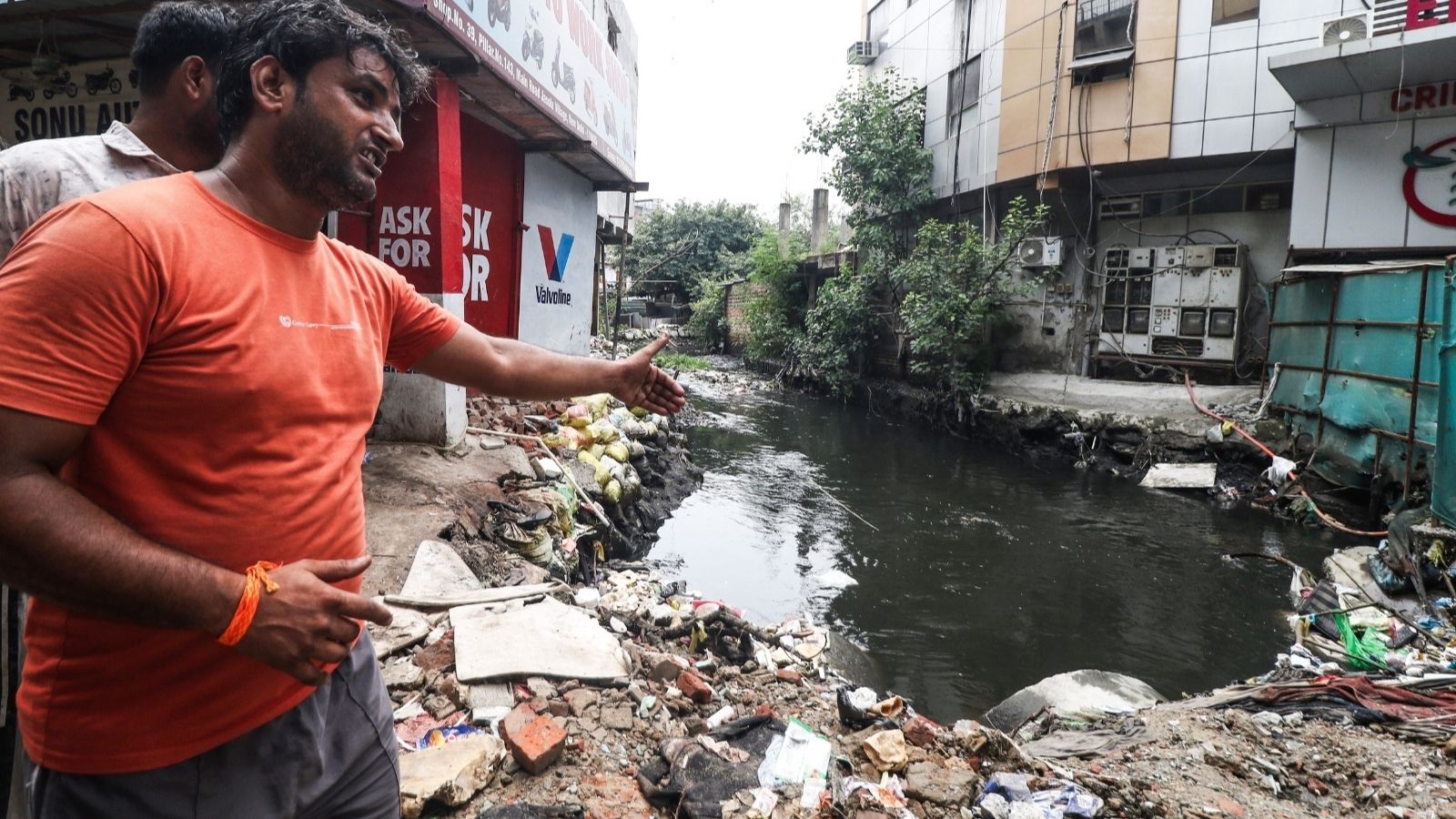 दिल्ली में खुले नाले में गिरने से किशोर लापता, एमसीडी के जूनियर इंजीनियर निलंबित