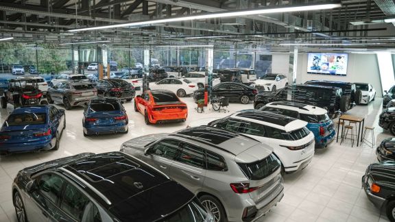 The car showroom on Sheikh Zayed Road in Dubai where a gas cylinder explosion killed one person and injured five others. (Image for representation: Unsplash)