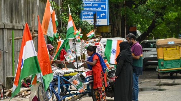 Flag vendors line busy roads in Gandhinagar ahead of the Independence Day weekend. (Express Image)