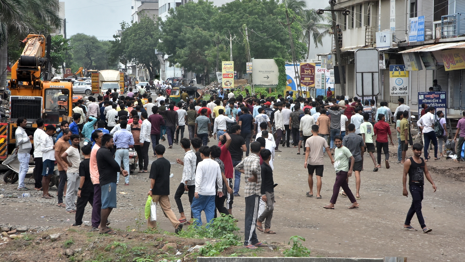 सूरत कपड़ा मिलों में तनाव: अशांति भड़काने के आरोप में 26 हिरासत में