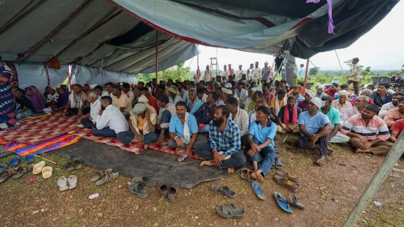 Tribal villagers from Sagbara hold a relay fast over their claim to cultivate forest land in Surat’s Umarpada taluka. (Express Photo)
