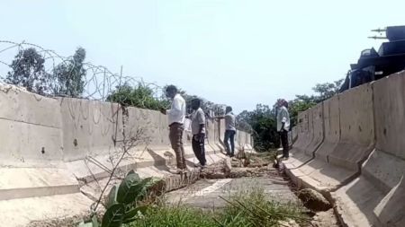 Haryana Police have set up multi-layer barricading along the inter-state border point here Sunday and sealed it as farmers under the banner of SKM (Non-Political) gathered to enter Haryana through the Khanauri-Data Singh Wala border. (Photo: Special Arrangement)