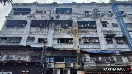 A massive fire engulfed a hotel on Mirza Ghalib Street in Central Kolkata early on Wednesday.