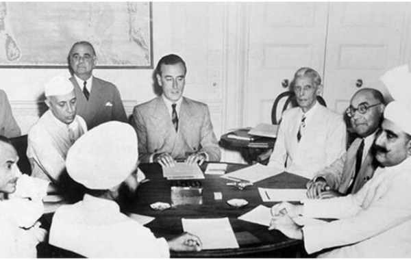 Mountbatten meeting with Jawaharlal Nehru (left) and Muhammad Ali Jinnah (right), 1947 (Wikipedia)