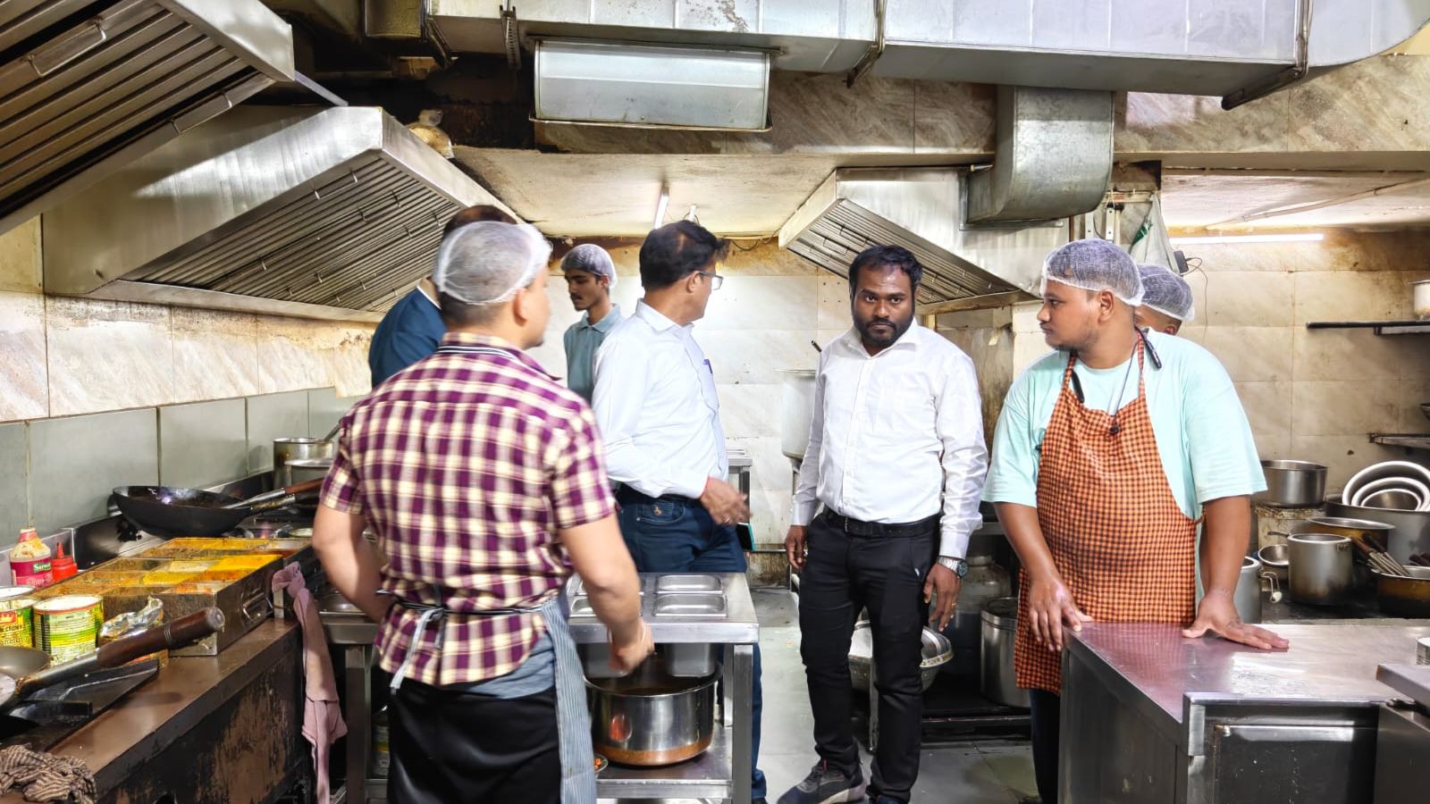 महाराष्ट्र: कीड़ों से संक्रमित आटा और पानी की जांच में लापरवाही, प्रसिद्ध रेस्टोरेंट का लाइसेंस निलंबित