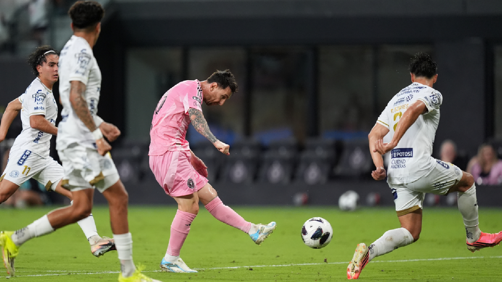 Lionel Messi slams 2 goals in first Inter Miami start since World Cup final