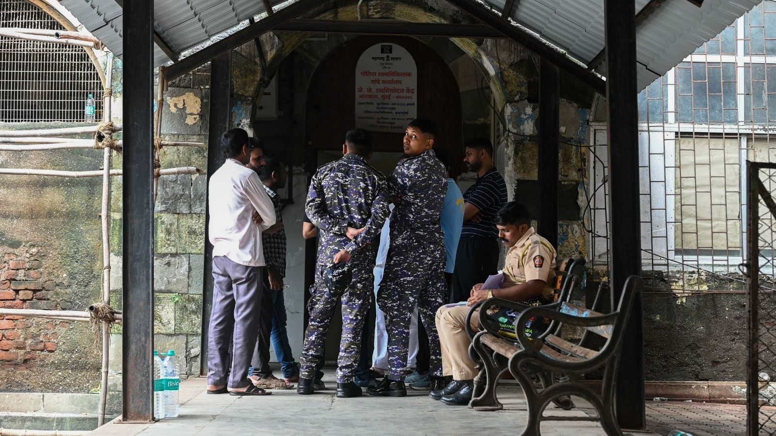 मुंबई नेवी नगर में दुखद घटना: नौसेना कर्मी ने पत्नी और दो बच्चों की हत्या कर खुदकुशी की
