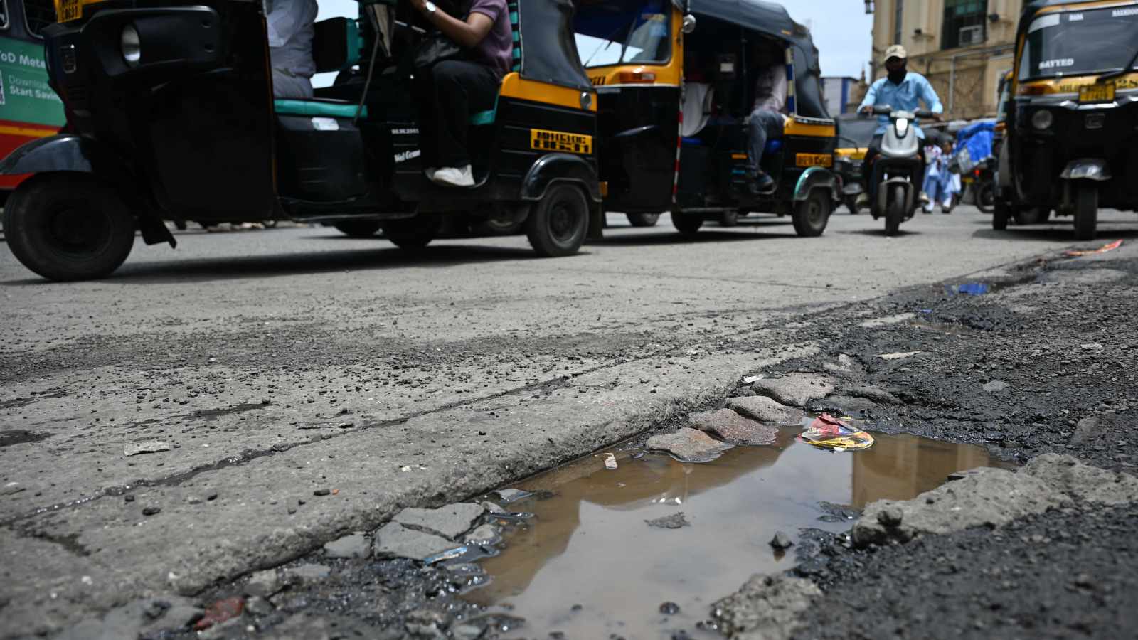 मुंबई का ₹17,000 करोड़ का रोड प्रोजेक्ट भी नहीं रोक पाया गड्ढों का कहर