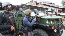 Manhunt in Kashmir as terror attack claims 2, Manhunt in Valley as terror attack claims 2, terror attack kills 2, terror attack kills 2, J&K Police, Srinagar, Jammu terror attack, Indian express news, current affairs, pakistan, kashmir