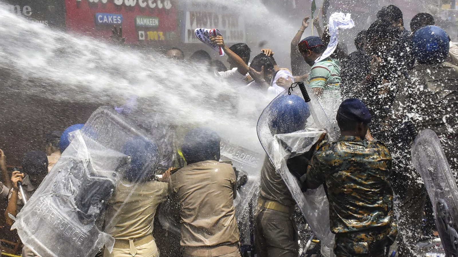 Jobseekers clash with police during march to CM’s residence in Patna