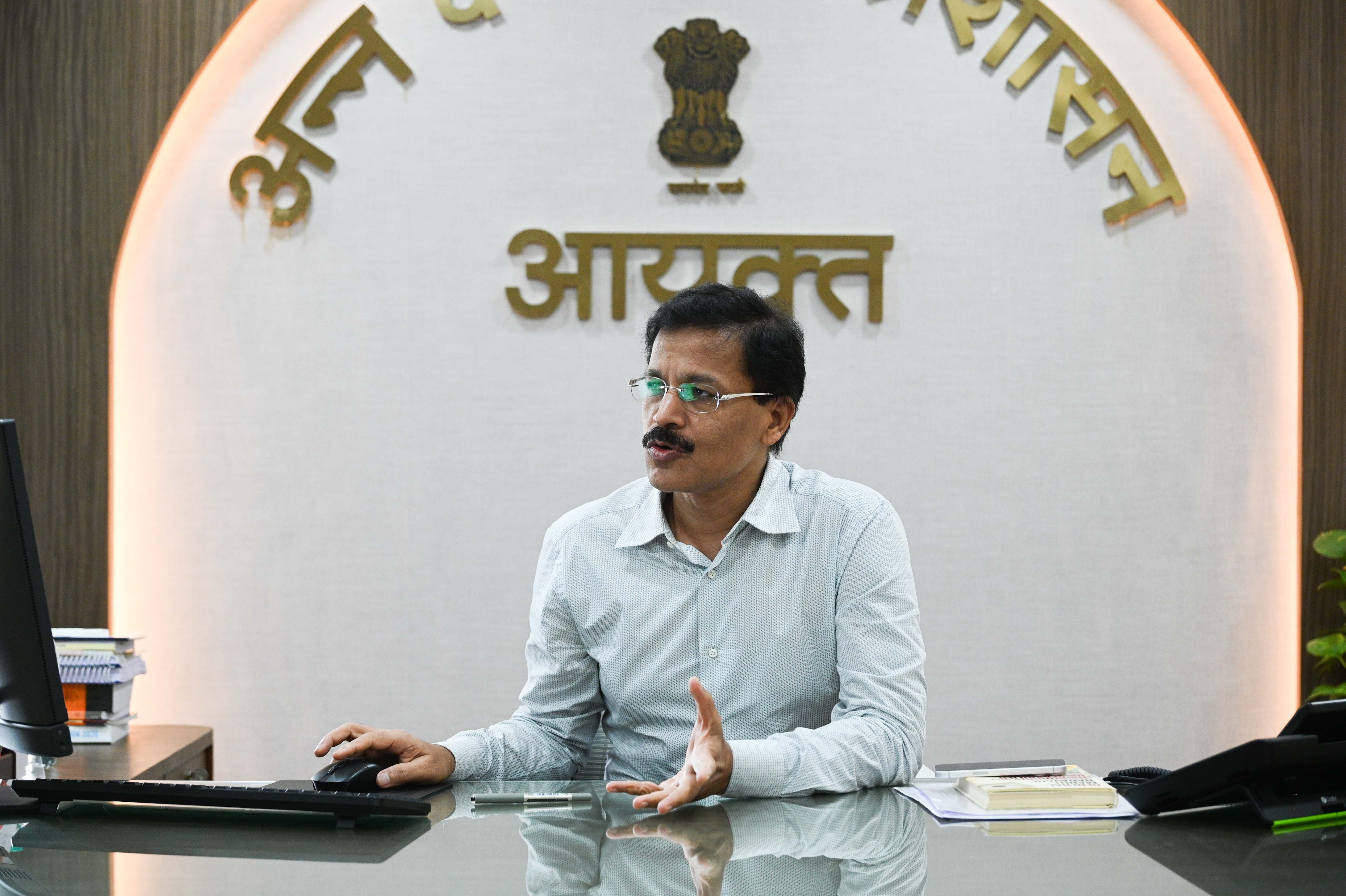 तुकाराम मुंधे की कार्रवाई: क्या हम सरकारी अधिकारियों द्वारा अपना काम करने पर भी उन्हें नायक मानने लगे हैं?