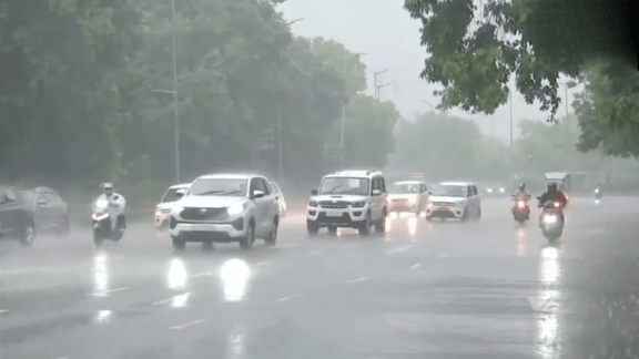 Dark monsoon clouds hover over Delhi as the IMD predicts moderate to heavy rain and generally cloudy skies across the national capital. (Image: ANI)