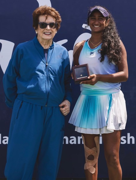 Shristi Selvan with Billie Jean King during USTA Under-16 National Championships. (Jon Mulvey/USTA)