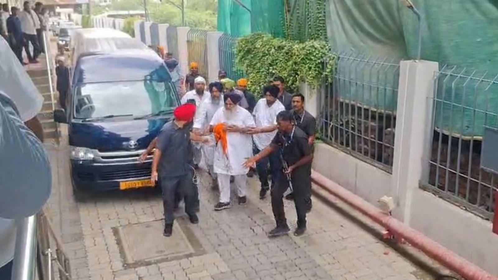 Sukhbir Badal attacked with sword by Nihang group in Maharashtra