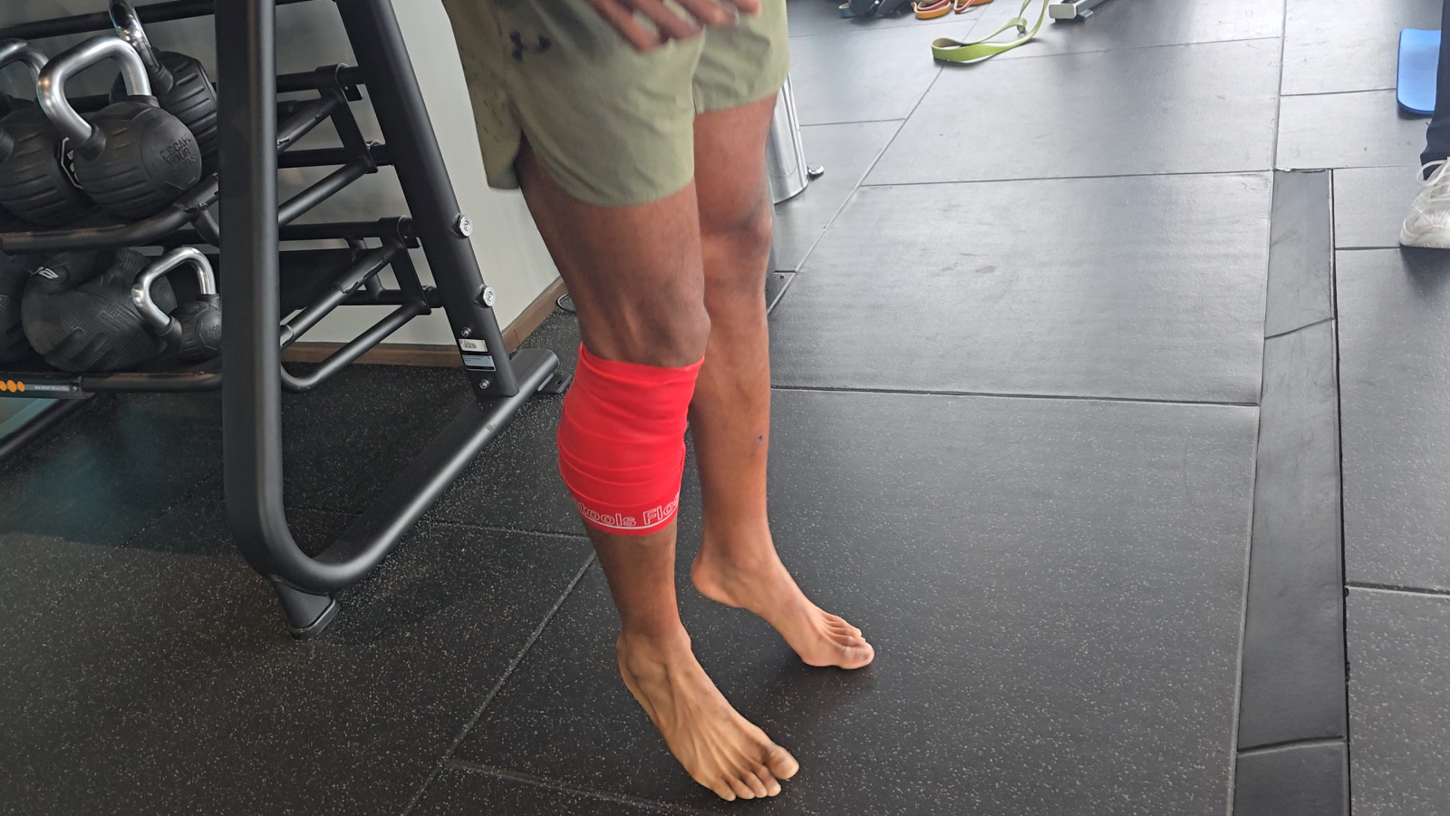 Tejaswin Shankar wears a knee brace in Glasgow. Credit: Special Arrangement