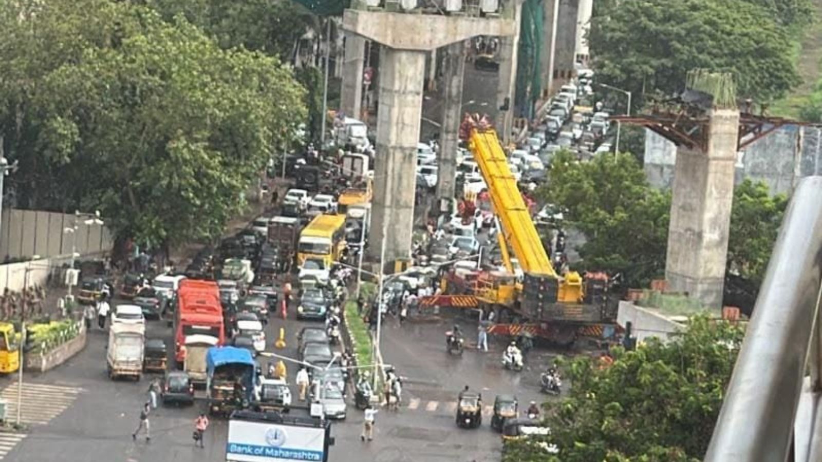 Metro 2B crane breaks down at Juhu Circle, Andheri commuters stuck for hours