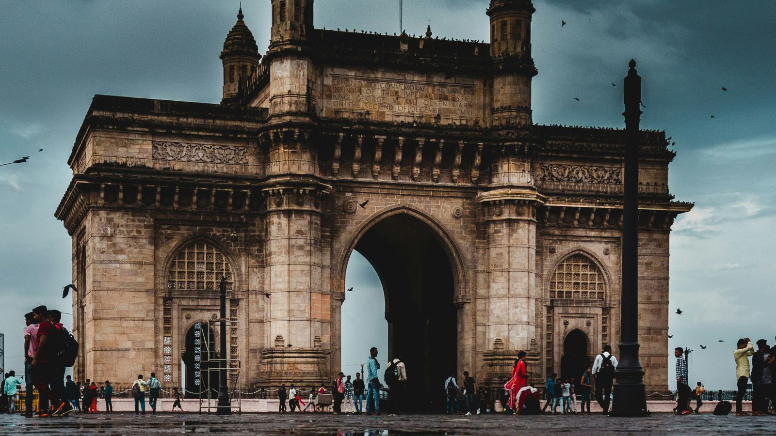 Mumbai Forecasts Moderate Rain with Heavy Showers Alert in Nearby Areas