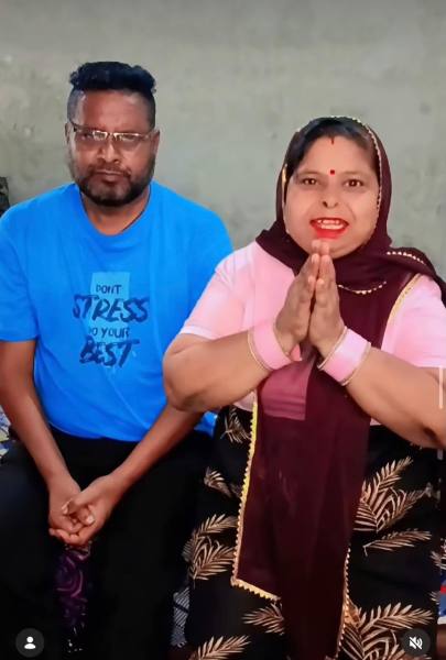 Social media influencer Ranjit Kaur and her husband Jinda Hans who were forced to apologize by Nihangs.
