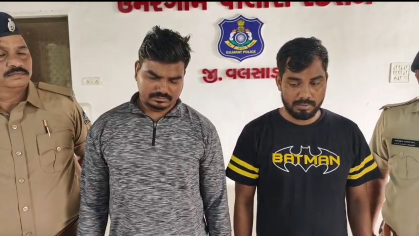 Jewellery Heist Gone Wrong: Thieves Call 112 for Police Help After Getting Trapped Inside Shop