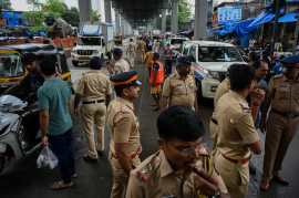 non Marathi drivers block kandivali road