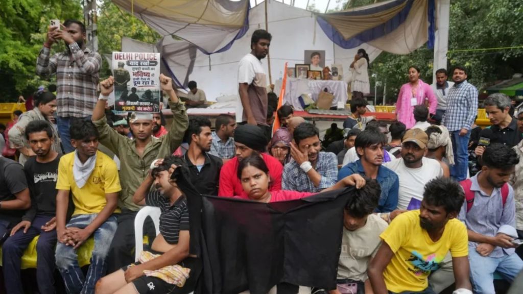 Some of the injured protesters at Jantar Mantar, Tuesday. (Photo: Abhinav Saha)