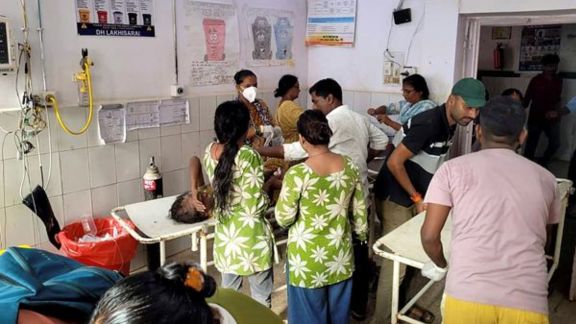 akhisarai: Injured people receive treatment at a hospital following a stampede at the Ashok Dham temple during the third Monday of the holy month of 'Shravan', in Lakhisarai, Bihar, Monday, Aug. 17, 2026. At least six people were killed. (PTI Photo)