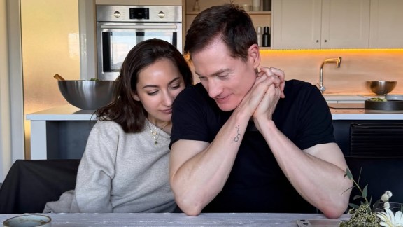 Should couples not sleep next to each other? (Magnific)