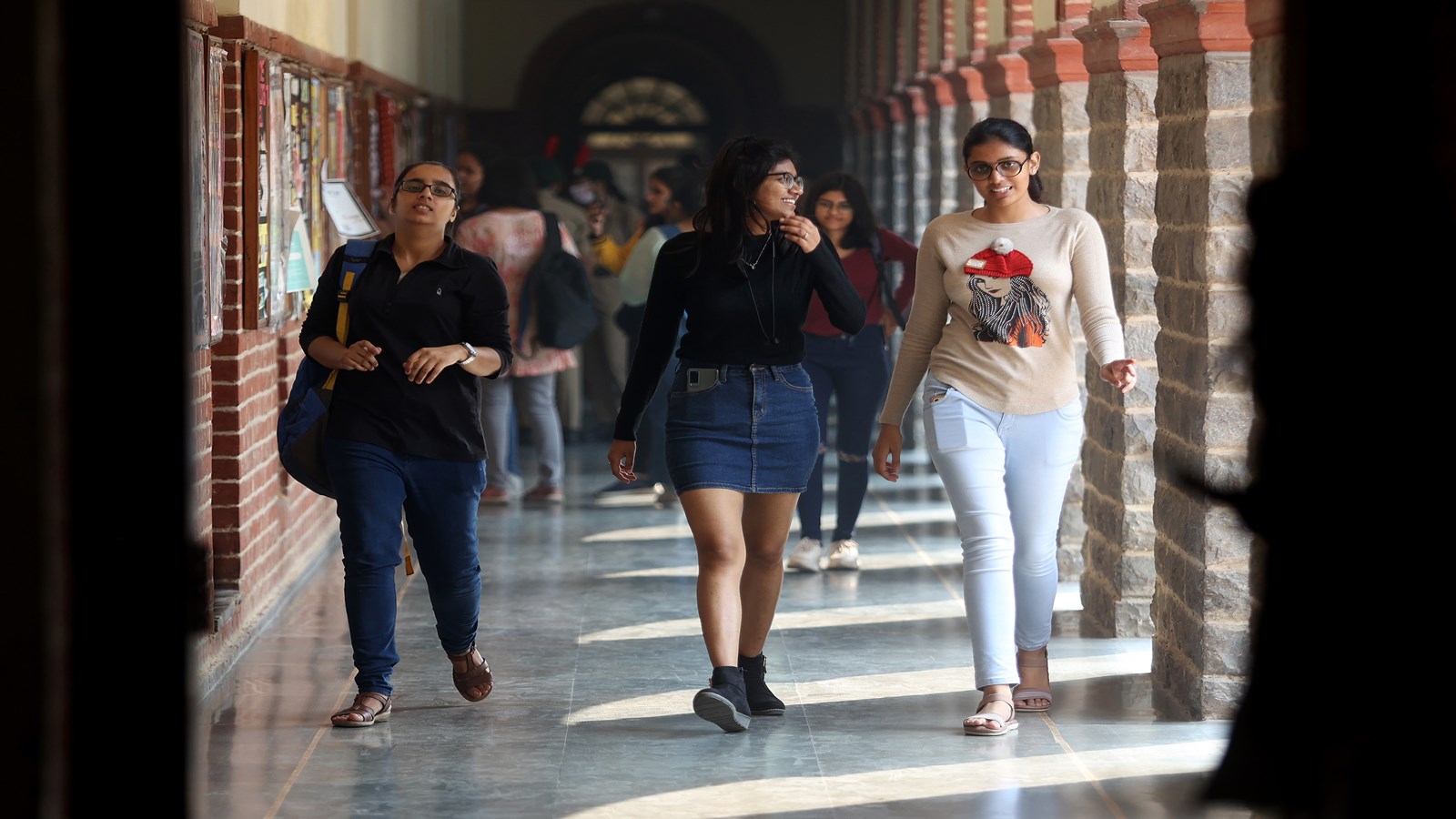 IITs अब कामकाजी पेशेवरों को दे रहे हैं उच्च शिक्षा, IIMs के वर्चस्व को मिली चुनौती