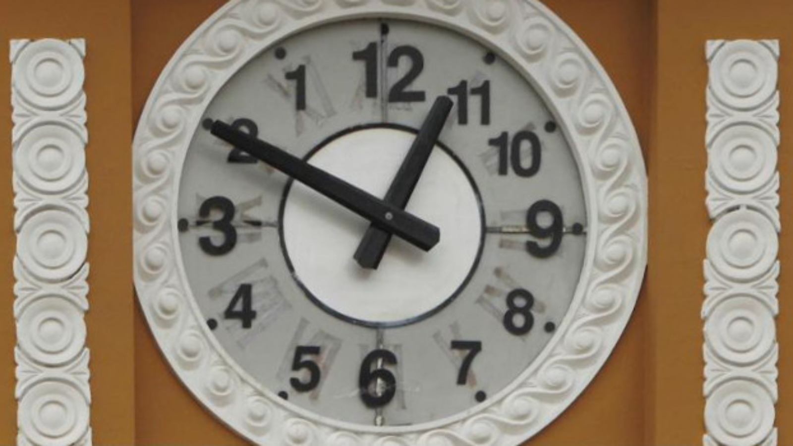 Know all about this clock that moves counter clockwise in Bolivia