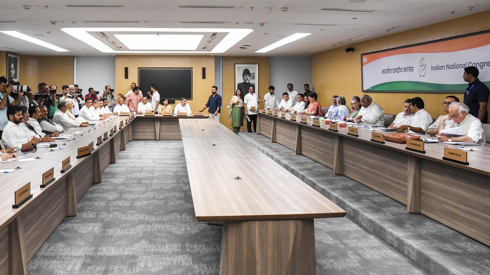 वन्दे मातरम विवाद: कांग्रेस के भीतर बढ़ती फूट और नेतृत्व के फैसले पर सवाल