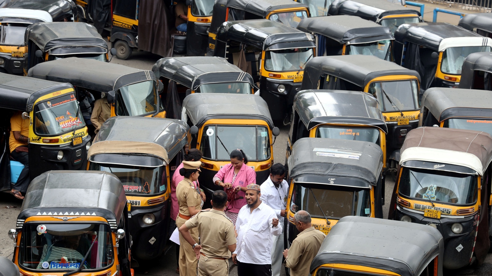 मुंबई में मराठी भाषा परीक्षण: 1,268 ऑटो और टैक्सी चालकों को नोटिस जारी