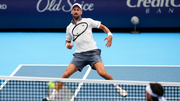 Novak Djokovic struggled in the heat during his Cincinnati Open round two defeat. (Reuters Photo)