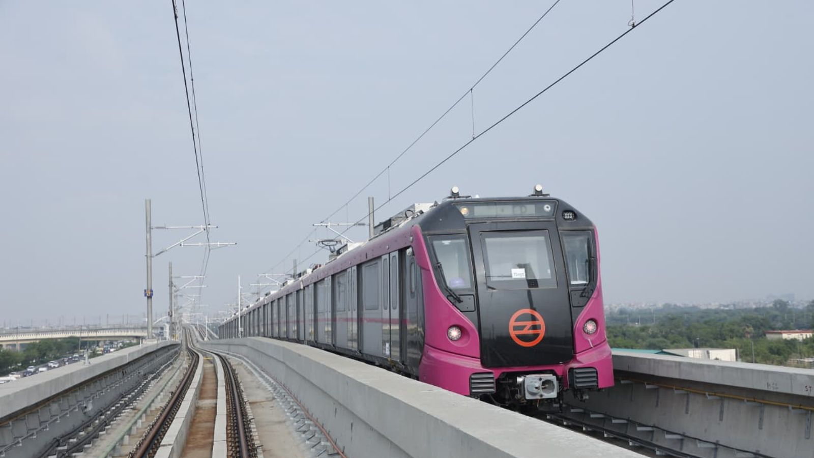 DMRC-இன் புதிய சாதனை: 2026-இல் டெல்லி மெட்ரோ 99.95% நேரத்திறன் அடைந்தது