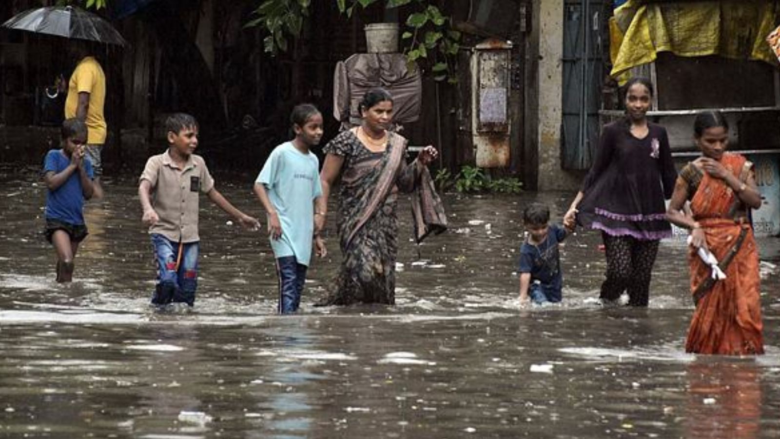 गुजरात में भारी बारिश का कहर: 4 की मौत, 16,500 लोगों को सुरक्षित स्थानों पर भेजा गया